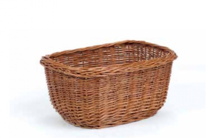 Oval basket in wicker